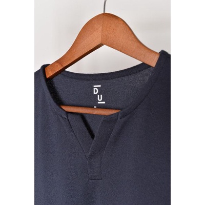 Áo thun tay ngắn cổ tròn xẻ chữ V D.U