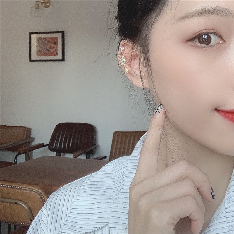 Khuyên tai kẹp vành một bên không bấm lỗ K050 bằng hợp kim mạ vàng hoặc bạc hình ngôi sao đính đá dáng midi (1 chiếc)