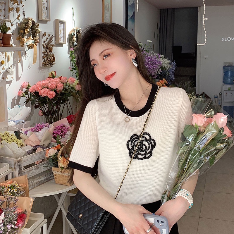 Áo sweater Dệt Kim Tay Ngắn Cổ Tròn Thêu Hình Hoa Trà Viền Màu Sắc Tương Phản Thời Trang Cho Nữ