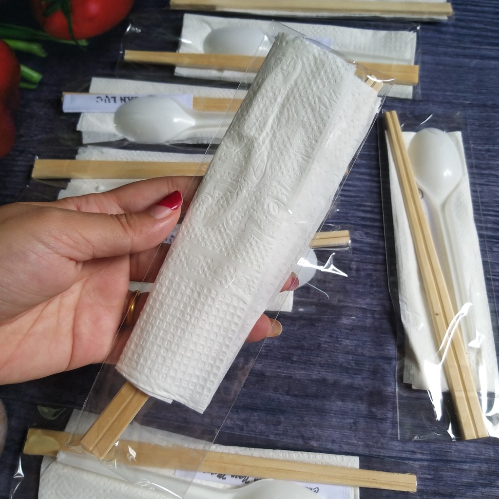200 bộ đũa gỗ, muỗng nhựa, bao tăm, khăn ăn