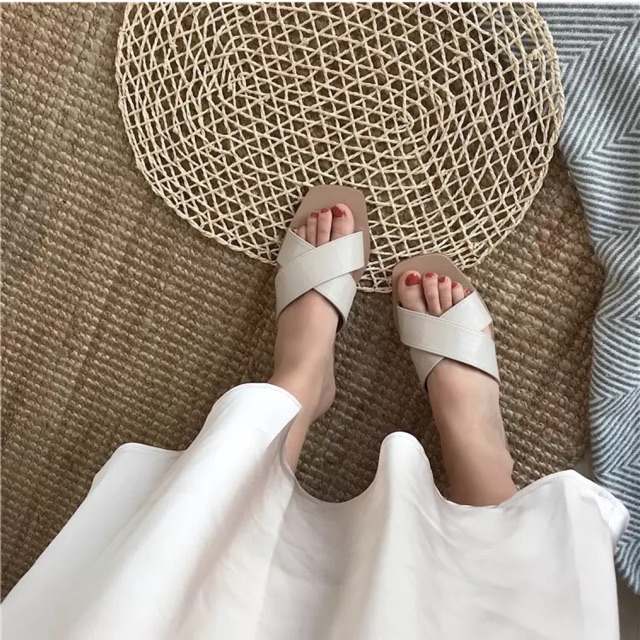 Dép bản quai chéo