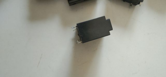 Rơ-le 12V 4 chân chuyên dùng trong bo nguồn bên Huệ Duyên giá 15 k một cái