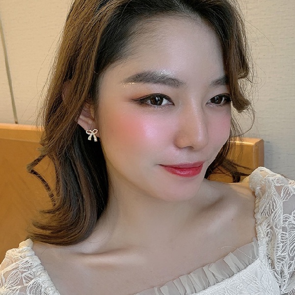 Khuyên tai đính đá kim cương nhân tạo tinh tế