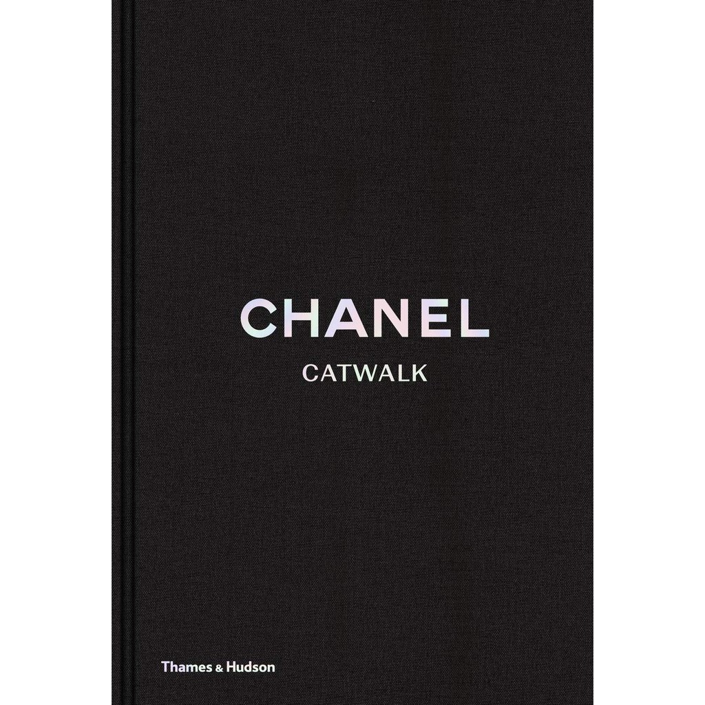 Sách ngoại văn: Chanel Catwalk: The Complete Karl Lagerfeld Collections by Patrick Mauries (Tái bản 2016)