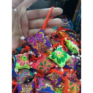 Móc khóa thổ cẩm độc đáo, sản phẩm thủ công tinh xảo. trên 1 sản phẩm