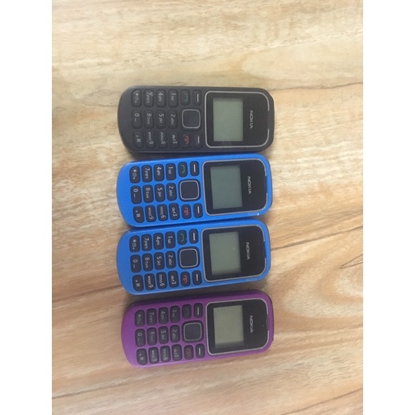 Điện thoại đen trắng nghe gọi , máy người già