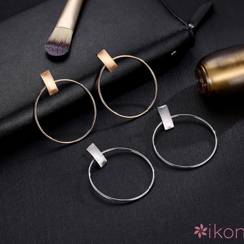 Khuyên tai kim loại dáng tròn thiết kế đơn giản