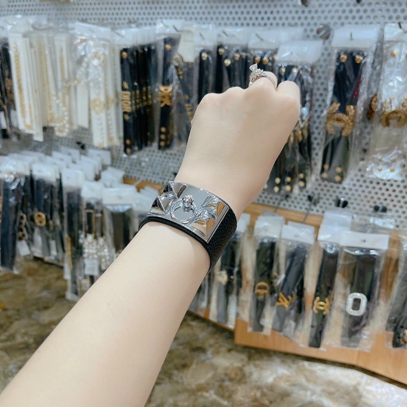 Vòng tay bản to cá tính
