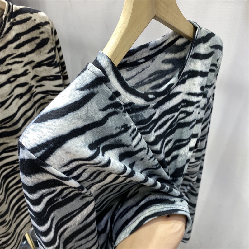 Áo thun tay dài họa tiết sọc ngựa vằn phong cách mùa đông mới sành điệu dành cho nữ