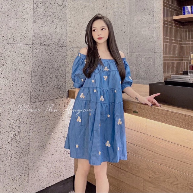 Váy giả jean hoa cúc bệt vai