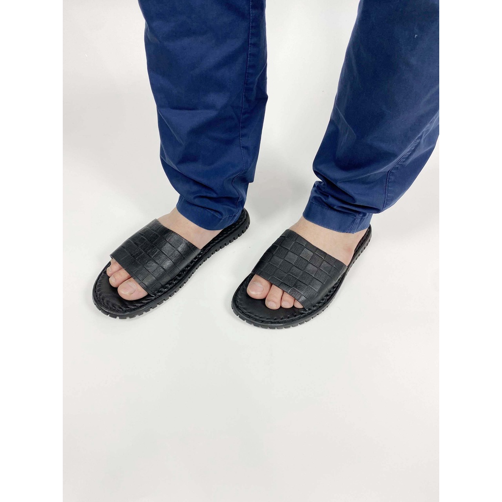 Dép nam quai ngang 100% da bò. Dép 𝐇𝐌 𝐌𝐚̃ 𝐀𝐁-𝟏𝟎𝟎𝟐 Đ𝐞̂́ 𝐊𝐡𝐚̂𝐮 chất da xịn chống bong tróc, chống hôi chân