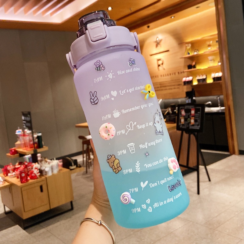 Bình Đựng Nước Cute 2L Có Ống Hút, Có Vạch Báo Giờ Uống Nước(Tặng Thêm Sticker đáng yêu). Bình đựng nước văn phòng.