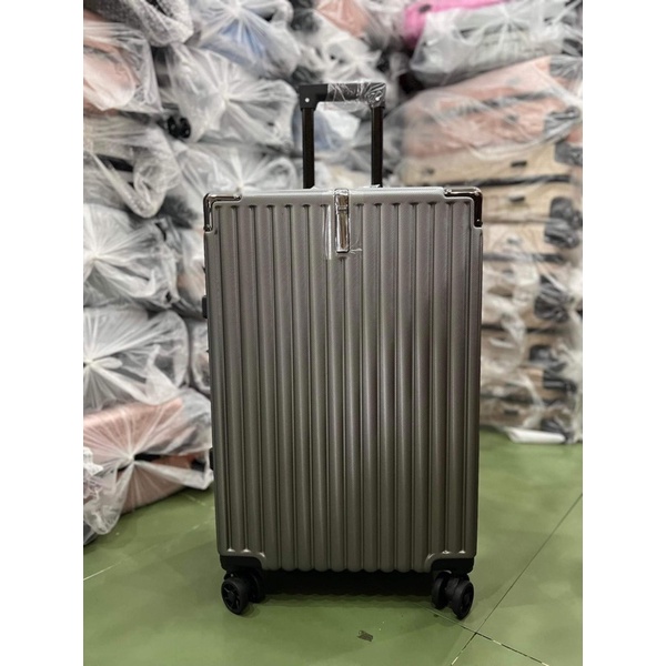 Vali khung nhôm khoá sập STARUP cao cấp Chống xước và chống va đập. Góc,tay đẩy bằng inox ko rỉ.Hàng có sẵn