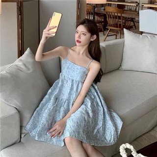 đầm xanh dây.
