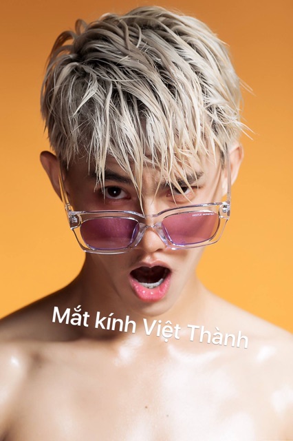 Kính trong suốt màu bản to .