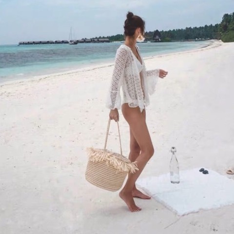 Áo lưới đi biển tay loe sành điệu