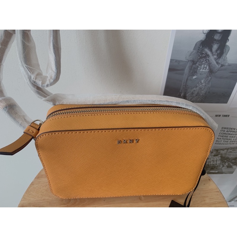 Pas túi DKNY Auth màu vàng new 100%