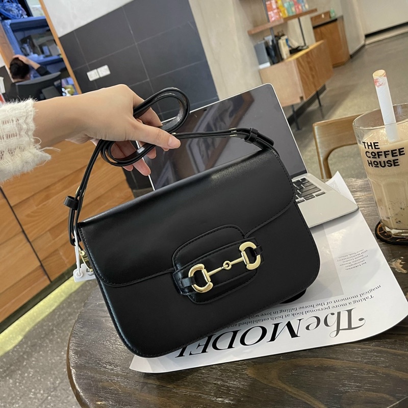 Túi xách nữ Gu•Cci có dây đeo chéo, có khoá bấm đầy đủ, chất da bóng mịn nét căng