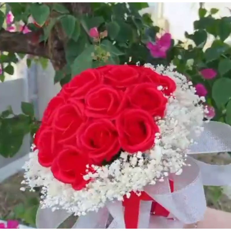 Bó hoa hồng sáp thơm cầm tay cô dâu màu đỏ phối hoa bi siêu xinh loại 1.