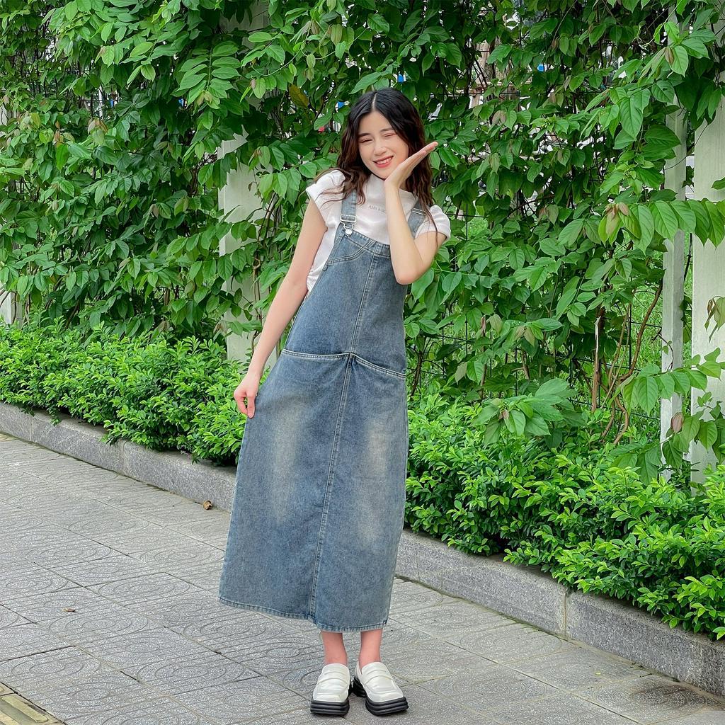 Váy yếm jean dài RETRO phai phủ vàng dáng suông, váy yếm dài jeans baggy đai xích trước túi chữ V Y4XS01 - JEANBOO