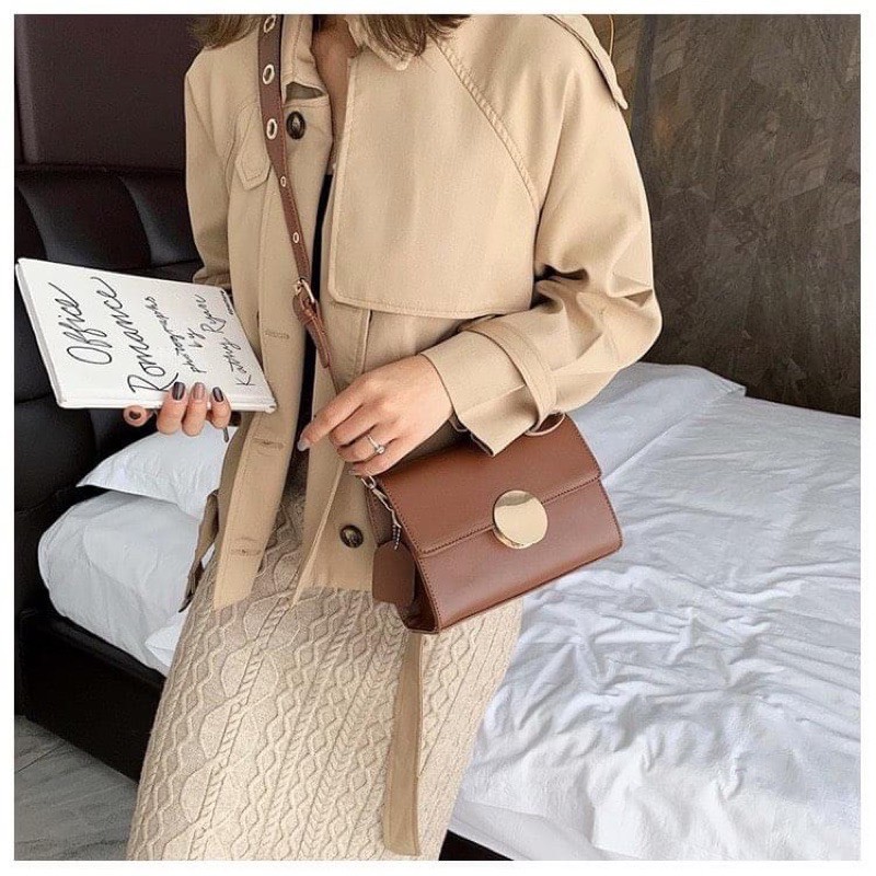 Mẫu túi da thiết kế đơn giản mà sang chảnh với điểm nhấn quai đeo tạo cảm giác mới lạ 🖤 | BigBuy360 - bigbuy360.vn