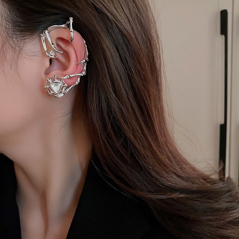Khuyên tai kim loại zircon hình móng vuốt quỷ thời trang phong cách vintage đậm chất punk cá tính 19A1431