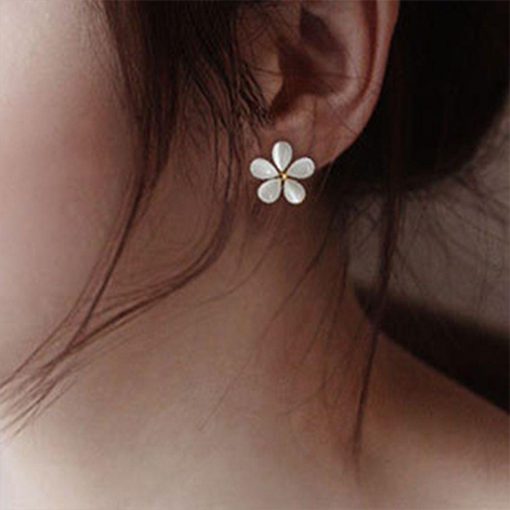 Bông Tai Hình Hoa Anh Đào Màu Trắng Dễ Thương