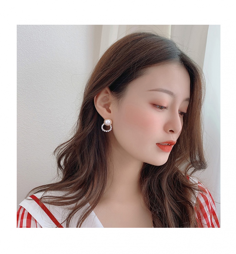 Heart-shaped stud earrings with pearl earrings