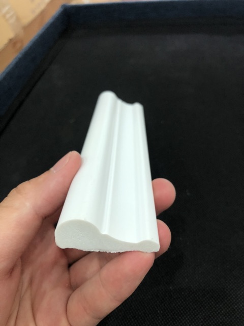 Phào chỉ len tương nhựa composite trắng bản 4cm lệch hoàn thiện bề mặt