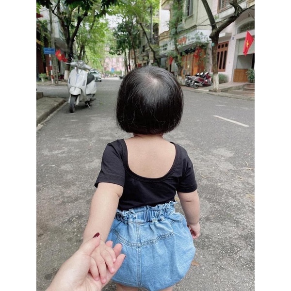 Set áo hở lưng quần jean phồng bé gái