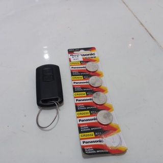 Thay pin dùng cho chì khóa smartkey xe máy xe ô tô