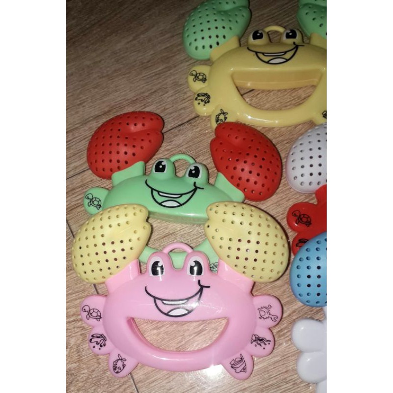 Một chiếc lục lạc_ lắc nhạc hình chú Cua bằng nhựa rất đẹp