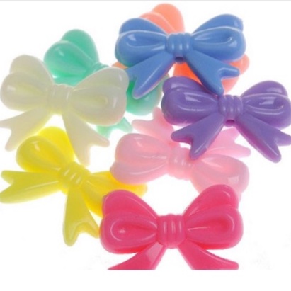 10/25/50gam (P117-29) hạt nhựa hình Nơ 23x29mm có lỗ xỏ