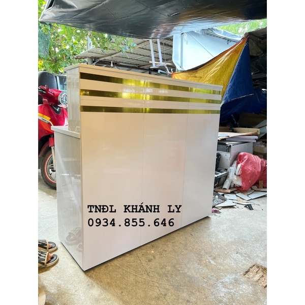 Quầy thu tiền nhựa có dán viền vàng,đen theo yêu cầu 120x110