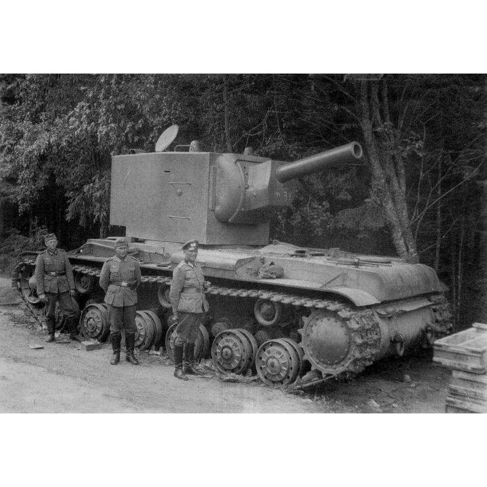 Mô hình lắp ráp xe tăng quân sự hạng nặng Liên Xô 1/35 SCALE RUSSIAN HEAVY TANK KV-2 35375 TAMIYA - mô hình sa bàn