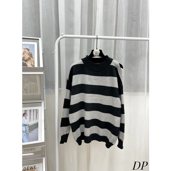 Áo len kẻ khoét một bên vai