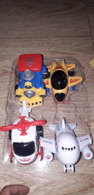 Bộ 4 xe và máy bay mô hình bằng nhựa chạy chớn rất đẹp