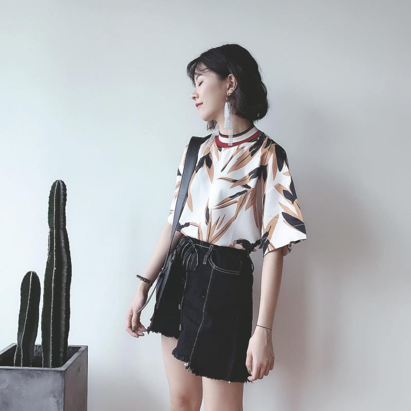 Áo thun nữ cổ tròn cao họa tiết tay ngắn Emilyshop