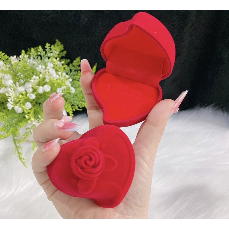 Hộp tim nhung đỏ . Hôp vuông nhung đỏ .đụng nhẫn cưới . nhẫn đôi . nhẫn kiểu . Siêu đẹp