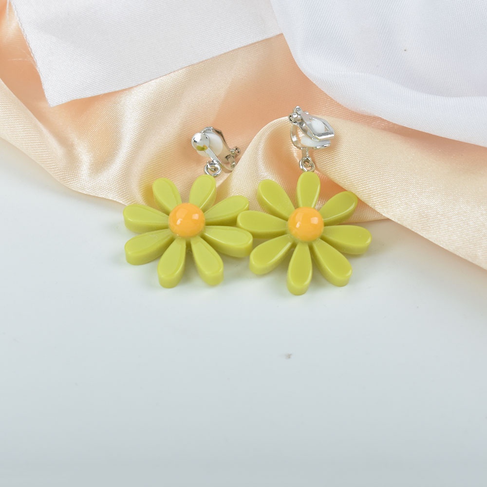 Khuyên Kẹp Vành Tai Không Xỏ Lỗ Hình Hoa Cúc Lớn Bằng Nhựa Resin Màu Trắng / Vàng /
