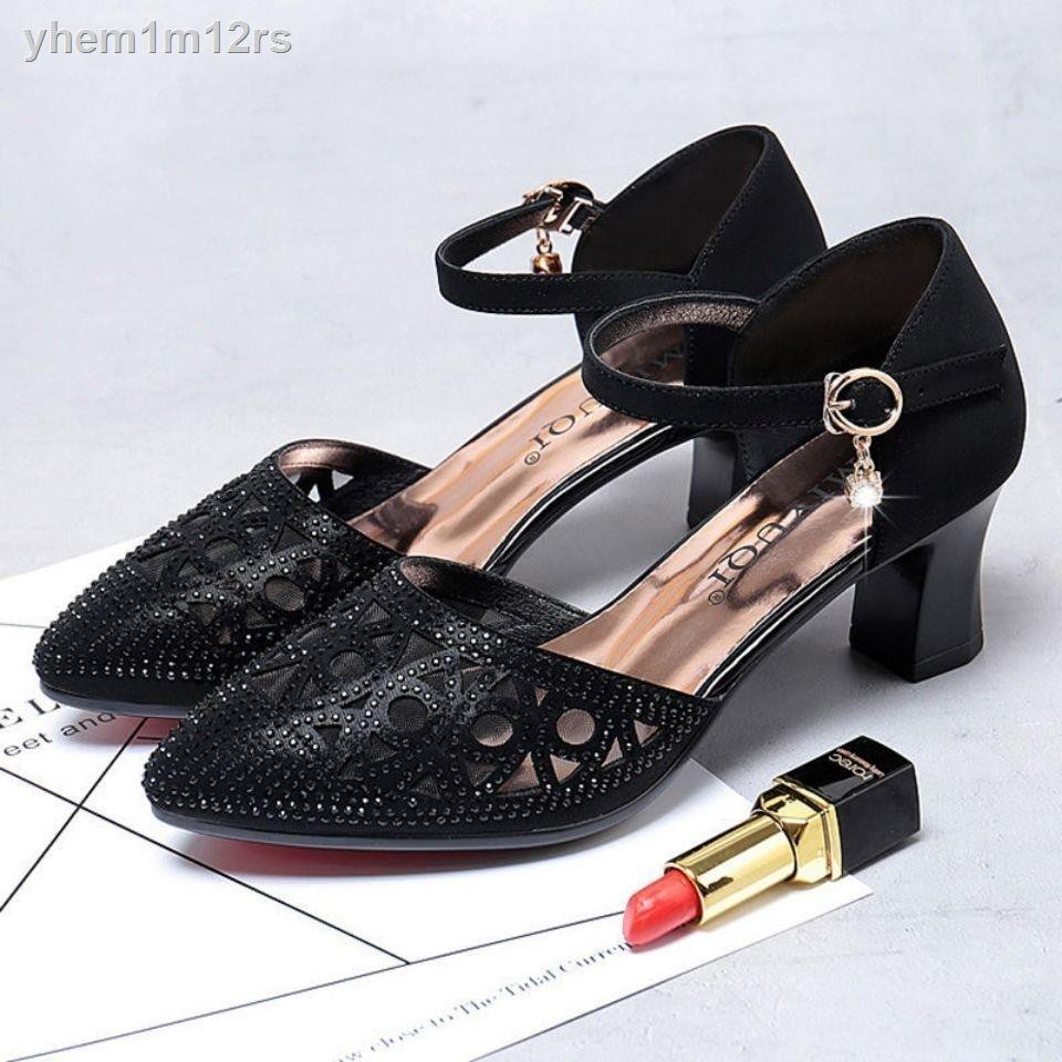 Giày dép da Hongqingyi phụ nữ 2021 mùa hè mới lưới rỗng ruột trung niên cao gót Baotou