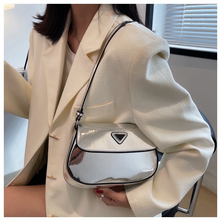 Túi xách góc bầu nắp đính tam giác