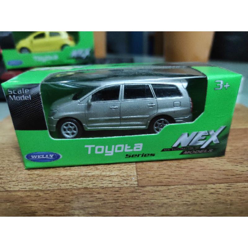 Mô Hình Đồ Chơi Nhân Vật Kijang Innova Silver 1: 60