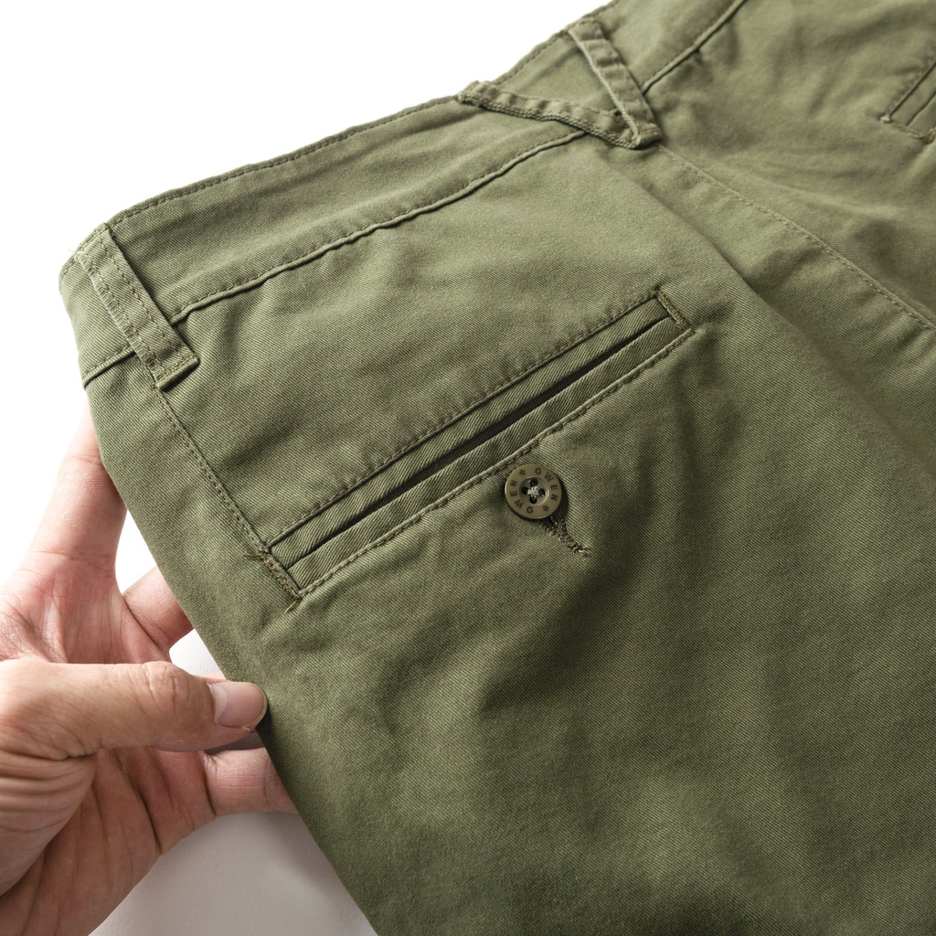 Quần short nam kaki Owen màu rêu, chất liệu vải cotton cao cấp, co giãn, trẻ trung, dáng slimfit năng động