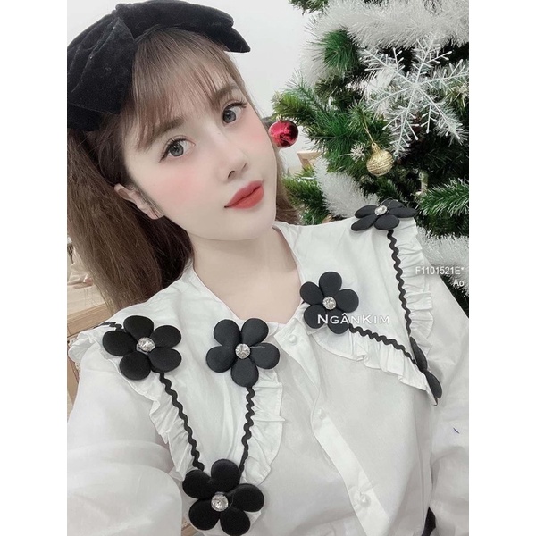 Áo sơ mi trắng gắn hoa