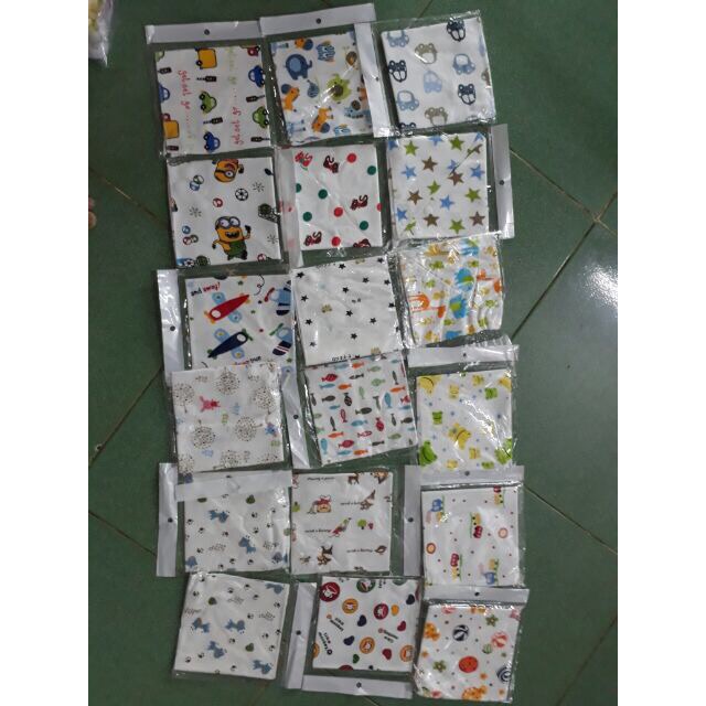 Yếm tam giác có nút cài cho bé