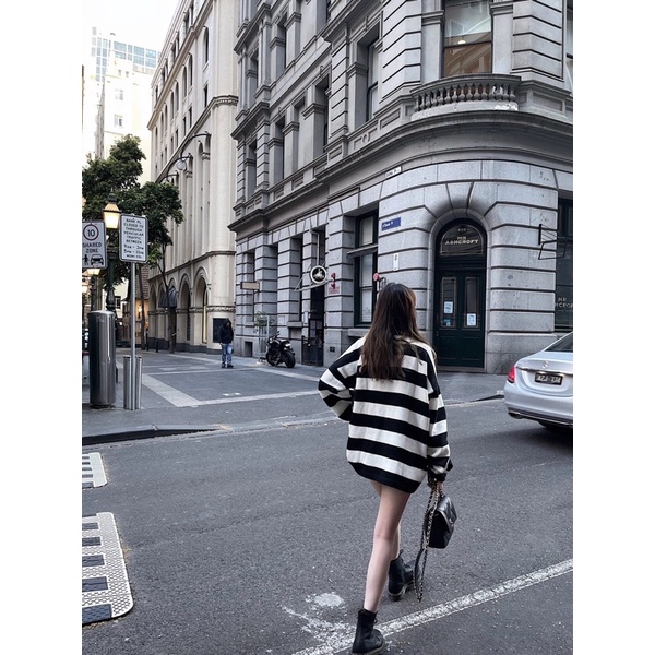 ÁO LEN DỆT KIM DÁNG DÀI HỞ VAI THÊU CHỮ