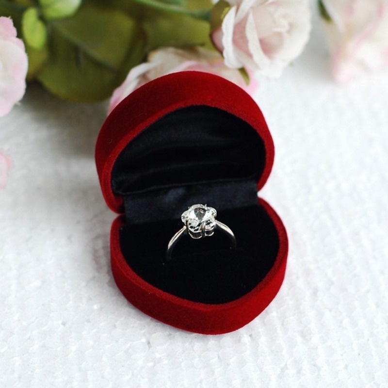 Hộp đựng nhẫn hình trái tim màu đỏ sang trọng