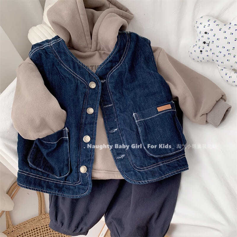 Áo khoác denim không tay giữ ấm cho bé