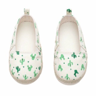 Giày slip on H&M xuất hoạ tiết xương rồng